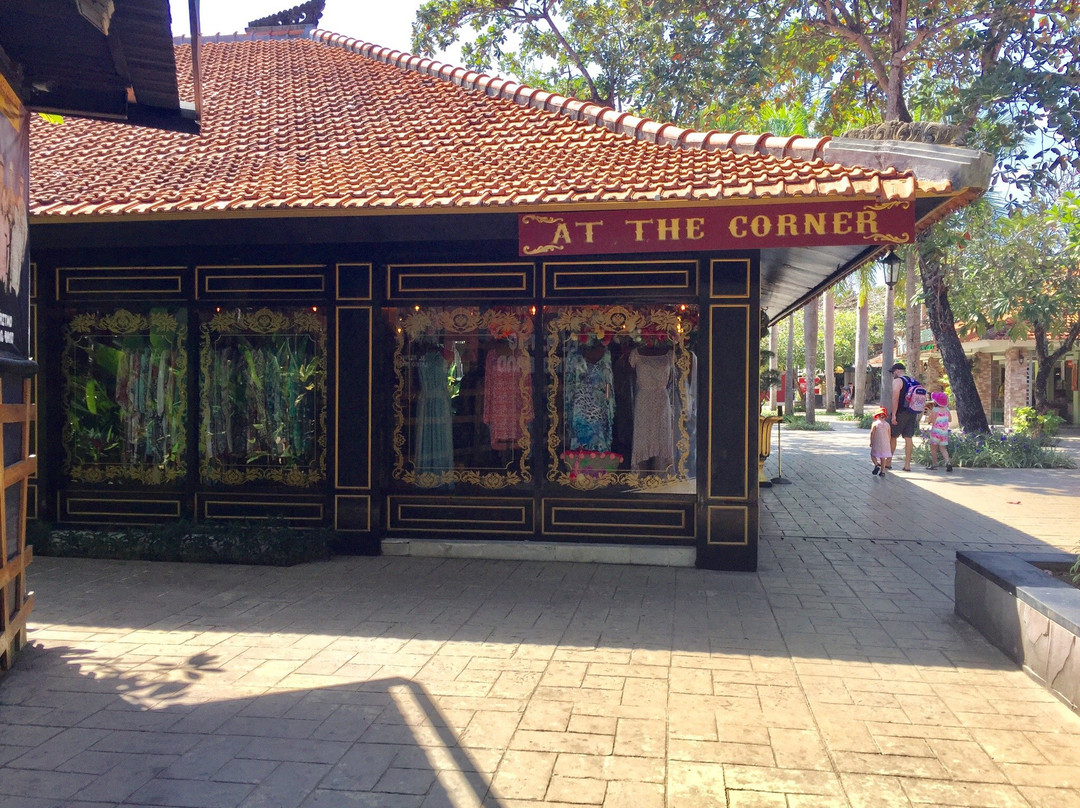 At the Corner景点图片