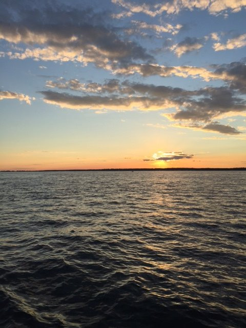 Poet's Lounge Sailing Charter-神秘河必去景点