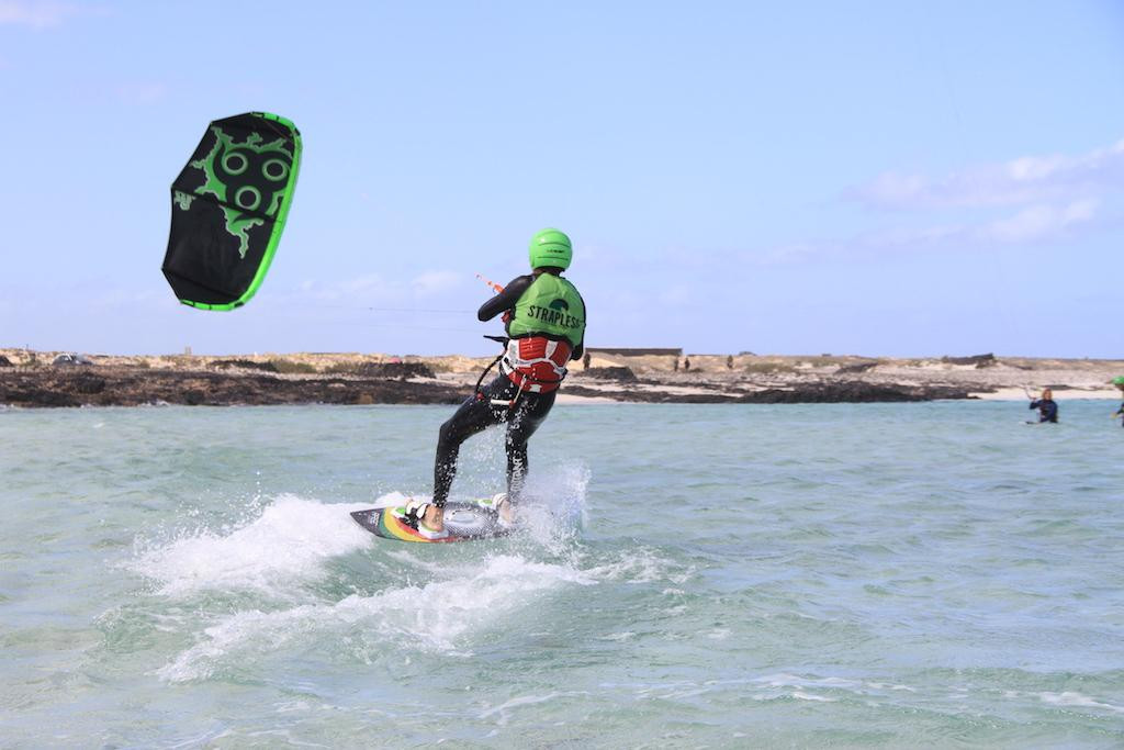 Strapless Kite & Surf School景点图片