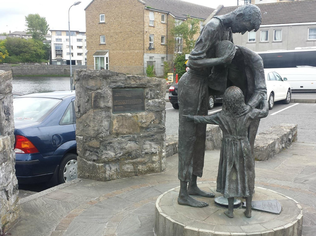 The Famine Family Memorial景点图片