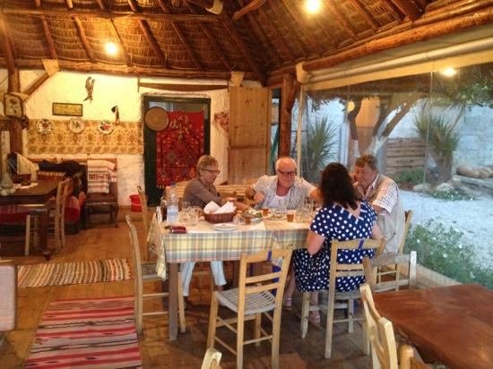 Anoskeli餐馆和美食-Frosinis Garden