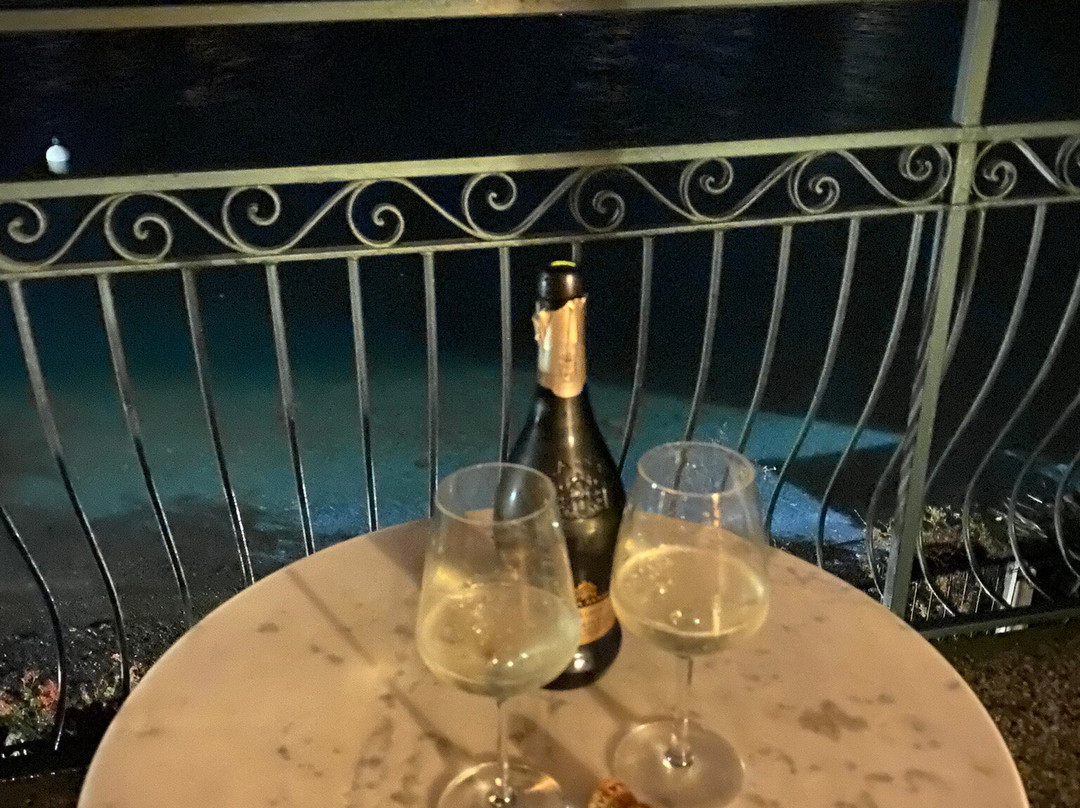 湖中鸟巢酒店主图