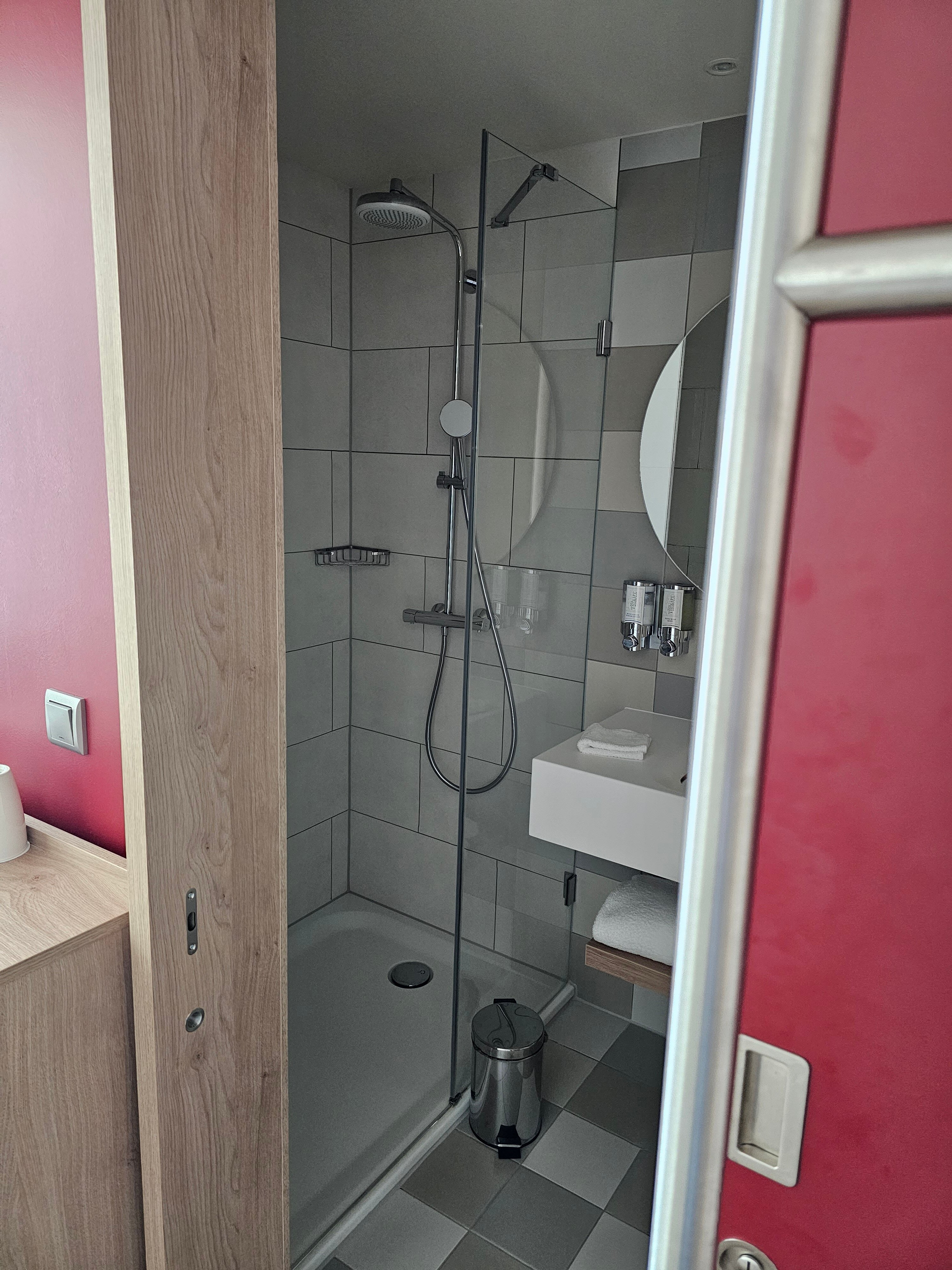 Hampton By Hilton Munich Airport South-浴室