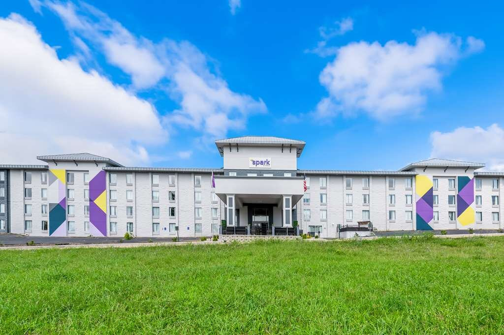 巴灵顿套房酒店主图