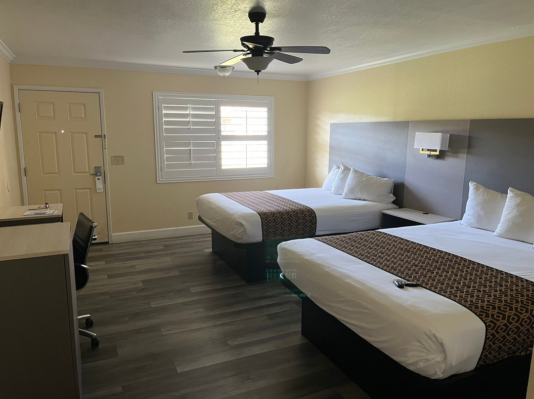 银色冲浪汽车旅馆主图