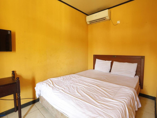 Oyo 93127 Penginapan Budhe Sri