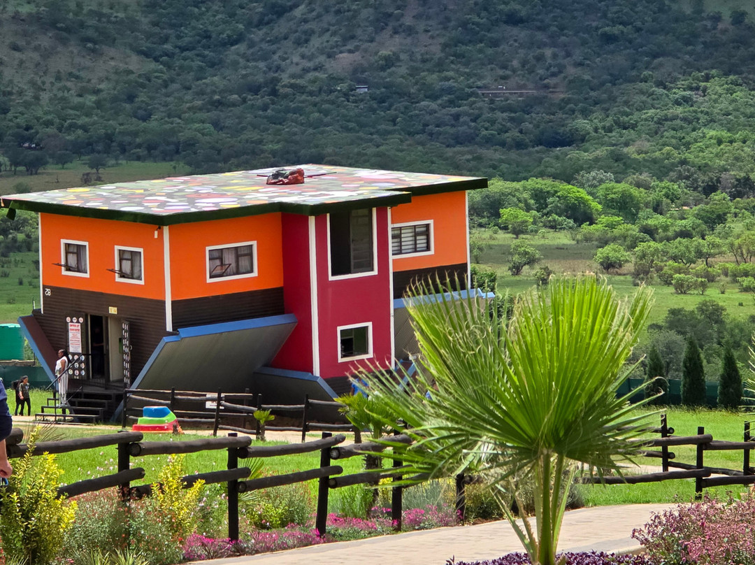 Upside Down House-Broederstroom必去景点