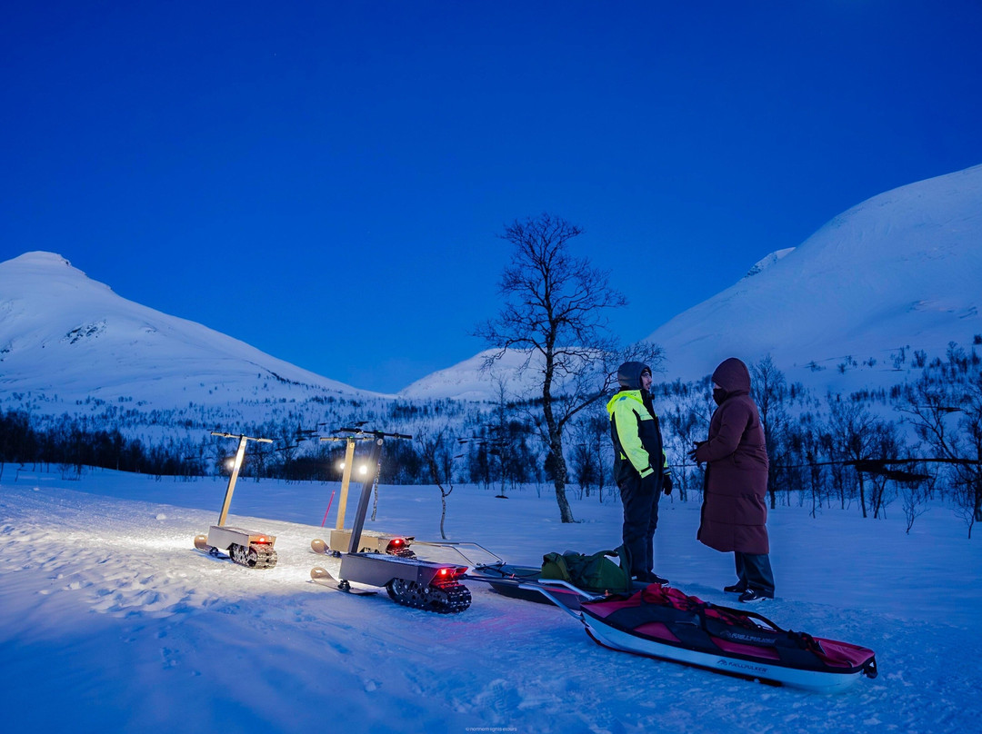 Fun Northern Lights Hunt on Electric Snow Scooters – A Silent Arctic Adventure景点图片