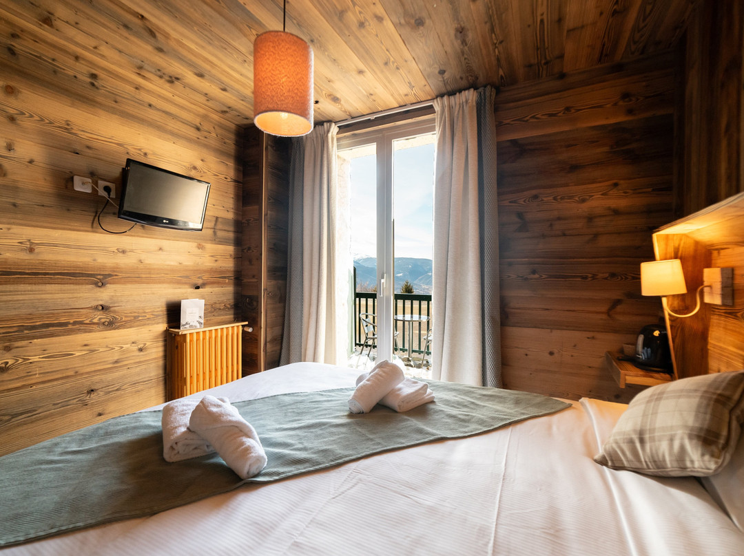 Pyrenees Hotel主图
