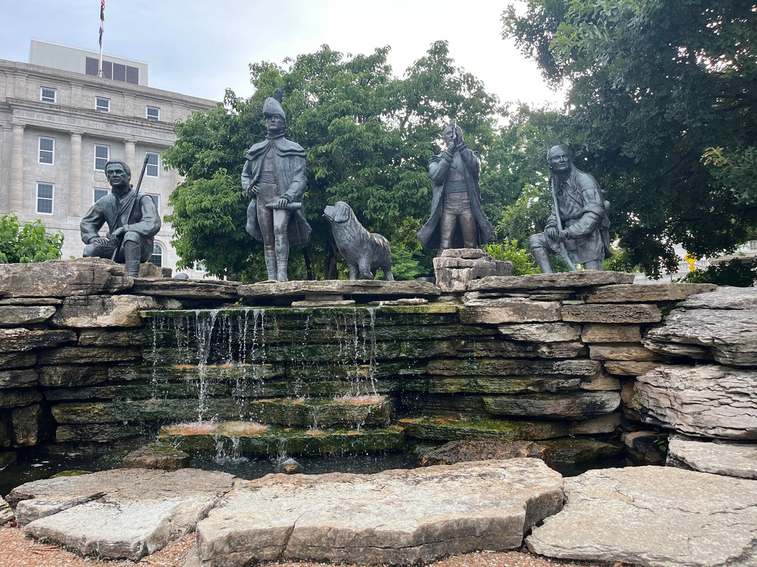 Lewis and Clark Monument Trailhead Plaza-杰佛逊市必去景点