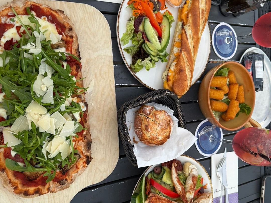 Pavillon Cafe I Bar I Lounge