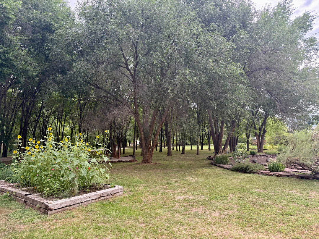 Adobe and Pines Inn B&B主图