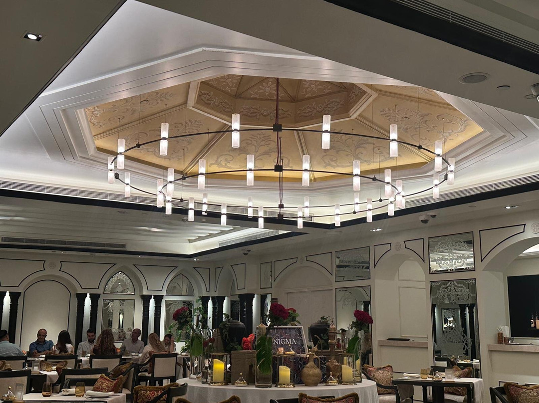 迪拜范思哲酒店主图