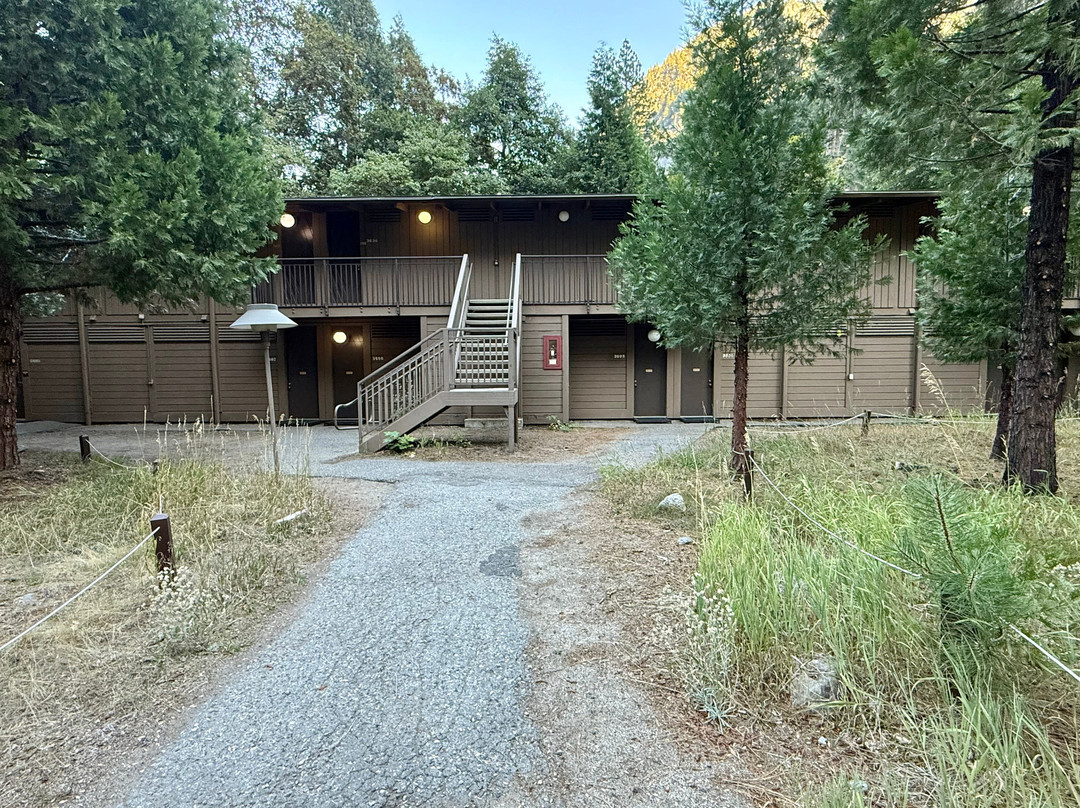 优胜美地瀑布山庄主图