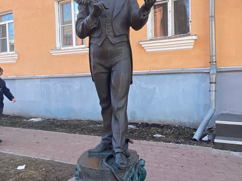 Kozma Prutkov Statue-阿尔汉格尔斯克必去景点