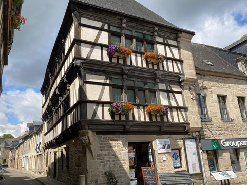 Basilique Notre Dame de Délivrance-Quintin必去景点