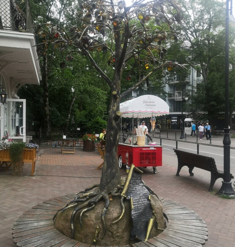 Monument to the Amber Tree-斯韦特洛戈尔斯克必去景点