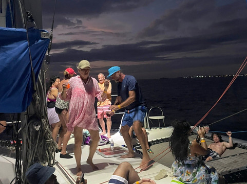 YaMon Red Stripe Catamaran Cruises-内格里尔必去景点