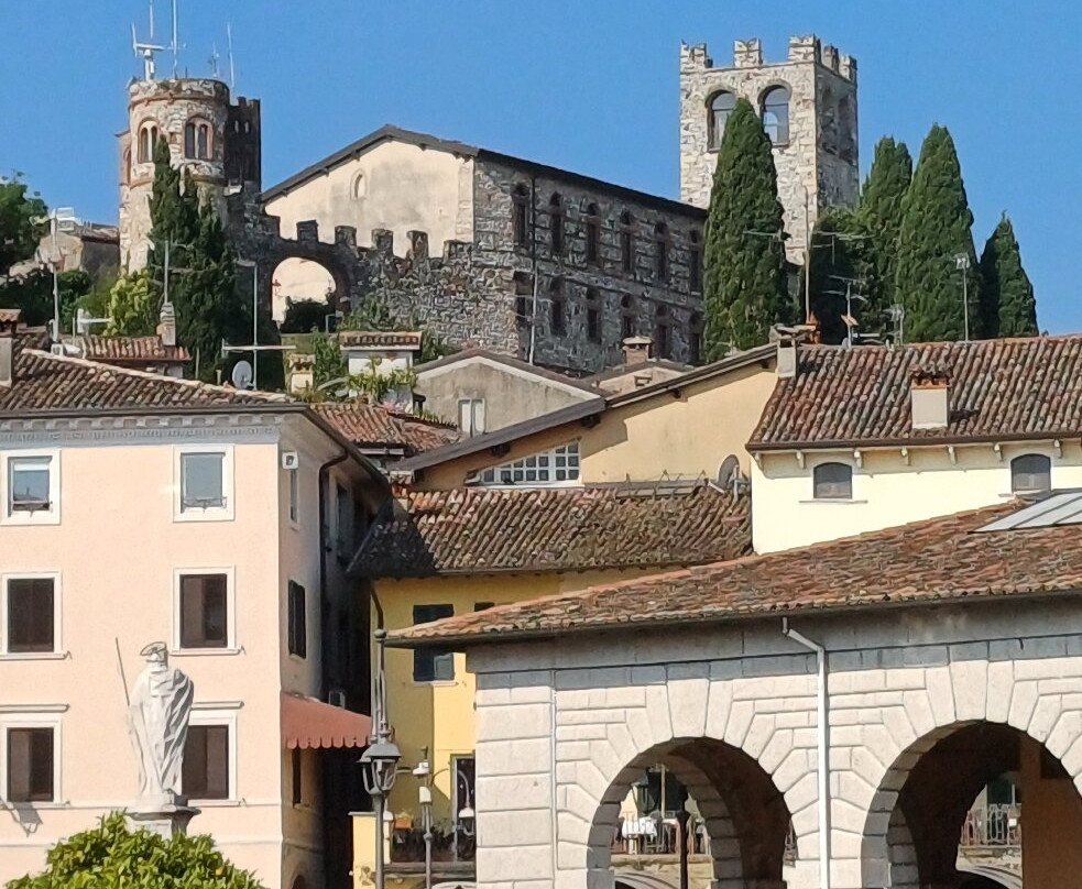 Palazzo Todeschini-代森扎诺-德尔加达必去景点
