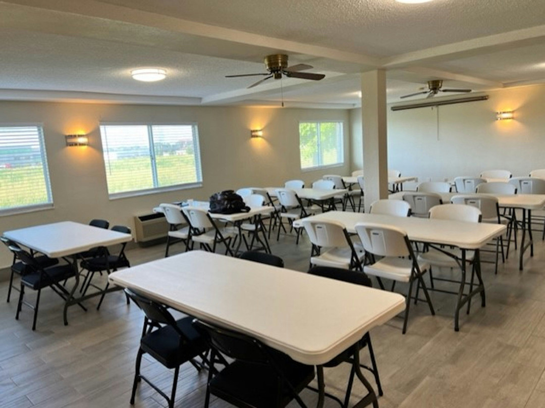 劳伦斯堡红屋顶酒店主图