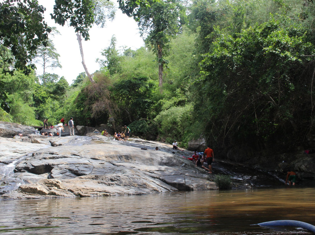 Samlot Waterfall景点图片