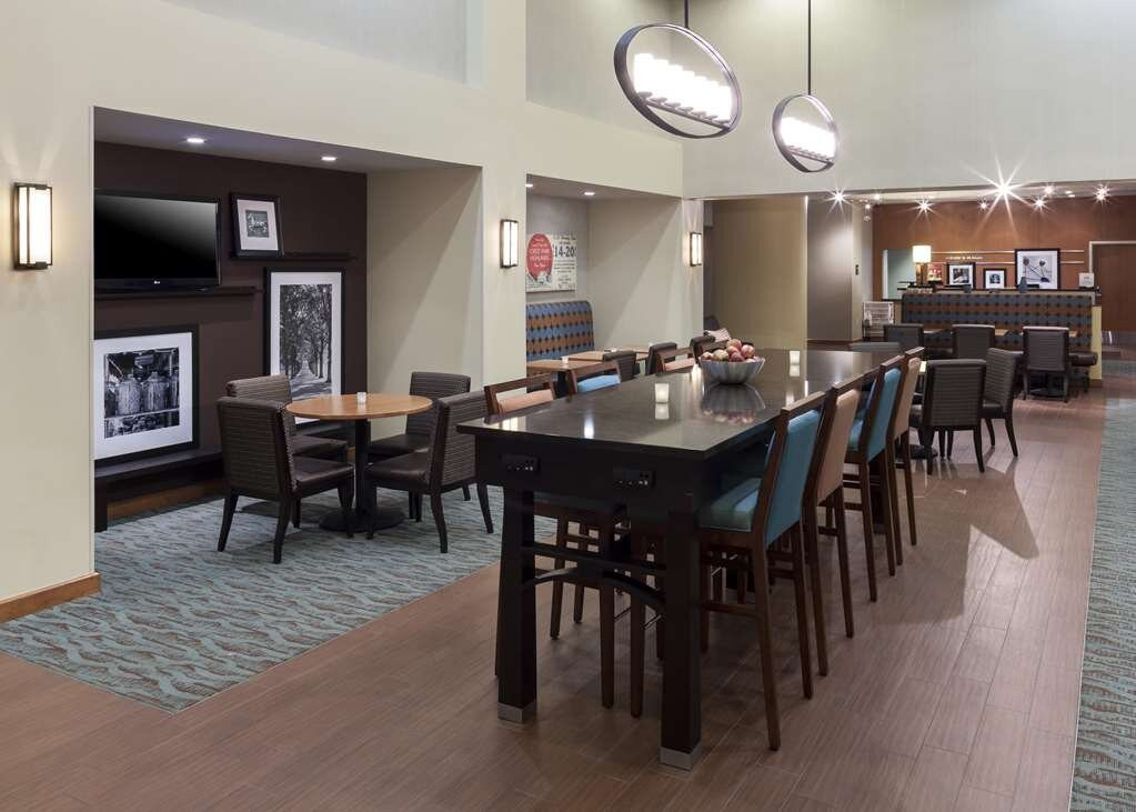 Hampton Inn & Suites St. Louis at Forest Park主图