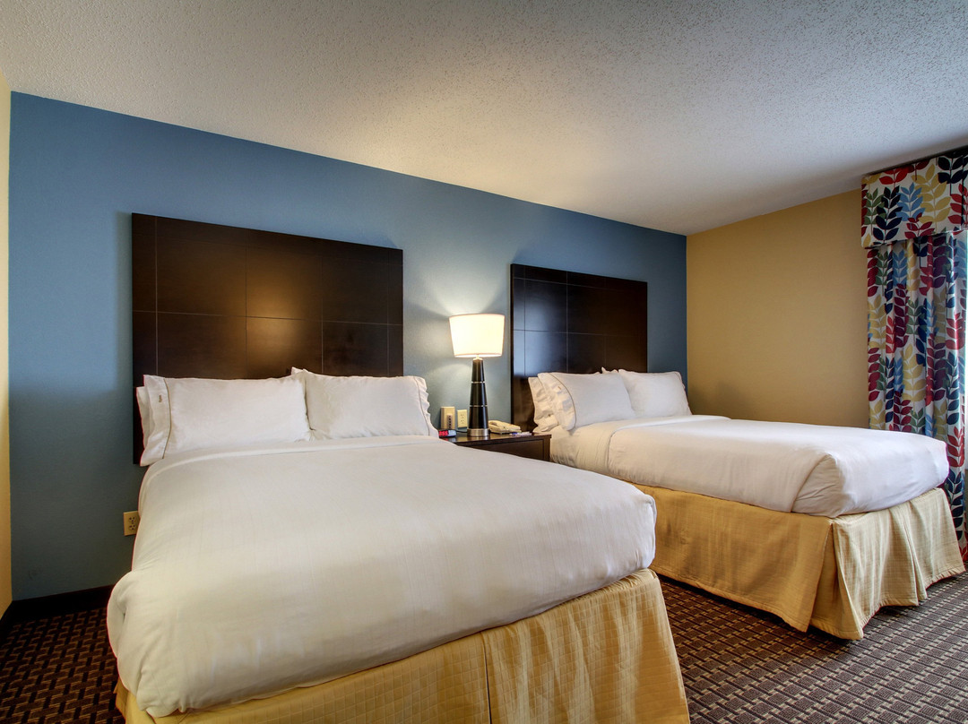 坎贝尔堡奥克格罗夫快捷假日酒店主图