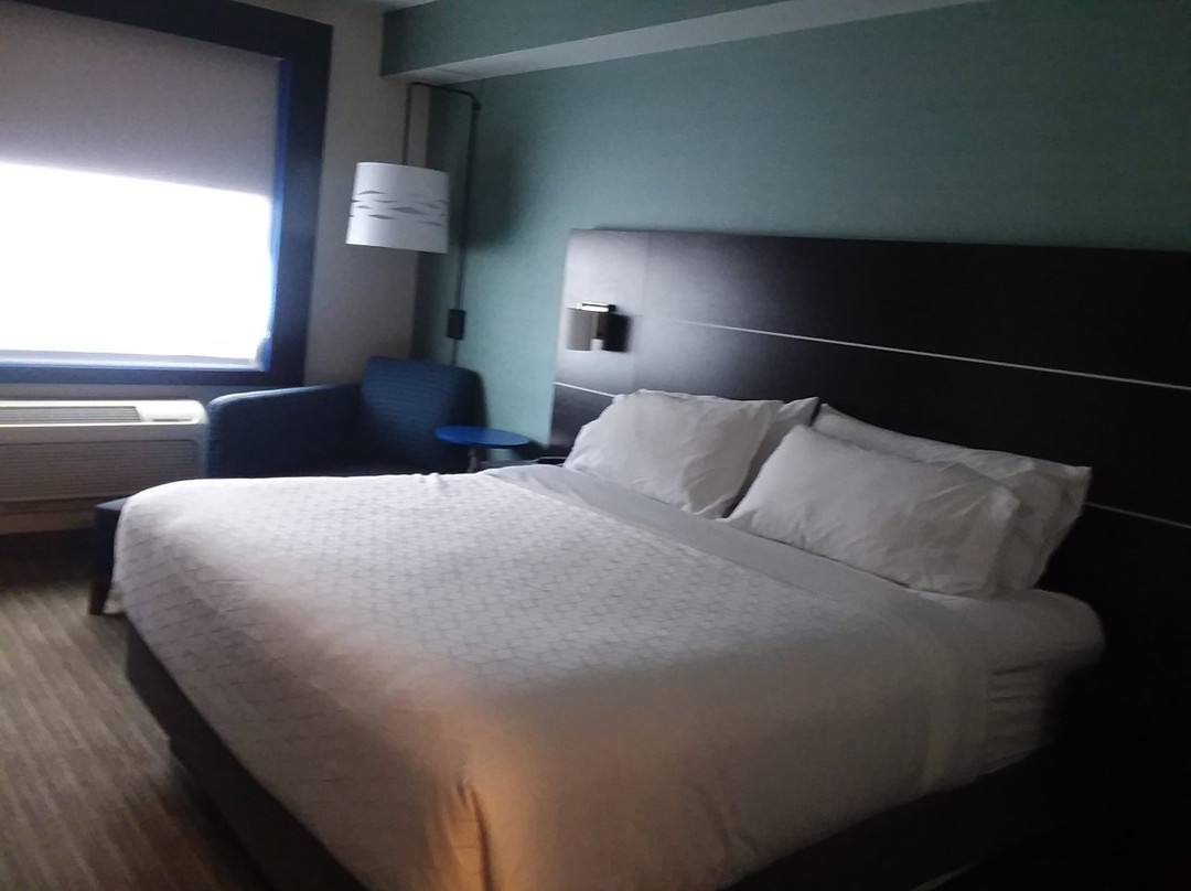 尤金假日智选快捷套房酒店主图