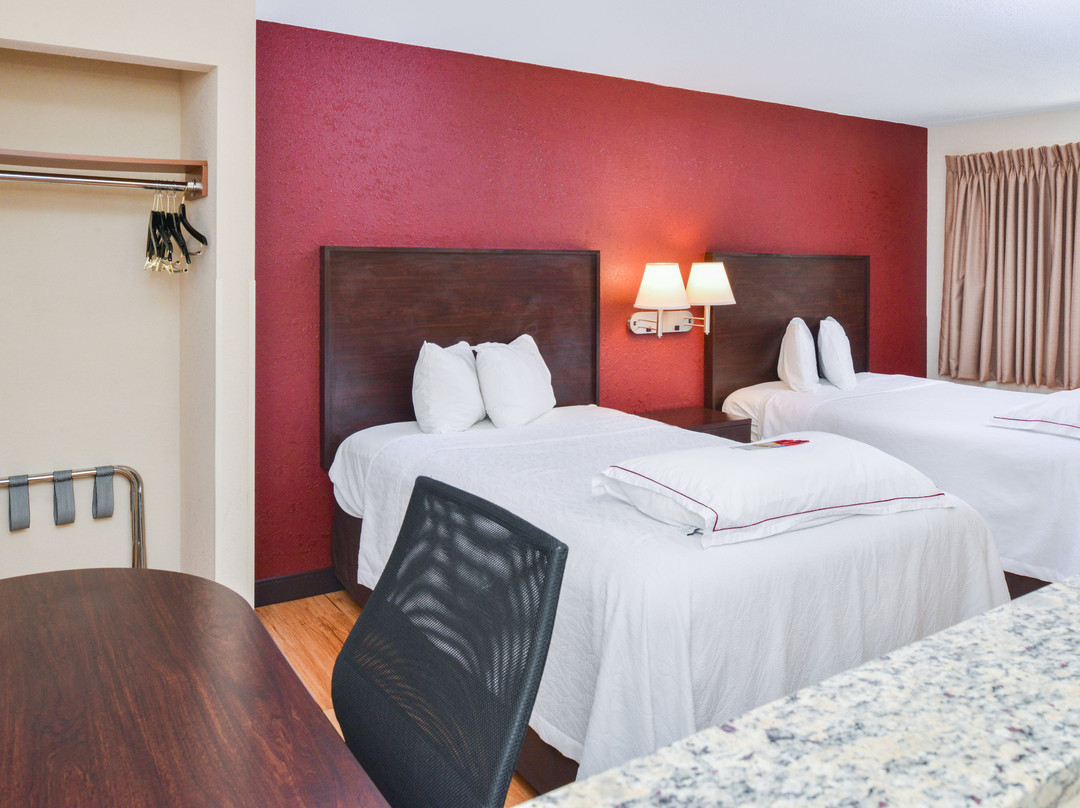 Red Roof PLUS+ & Suites Guilford主图