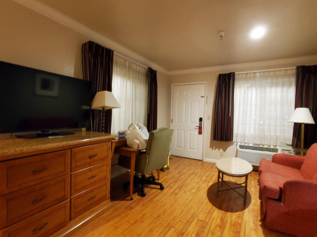 Upper Lake Inn and Suites主图