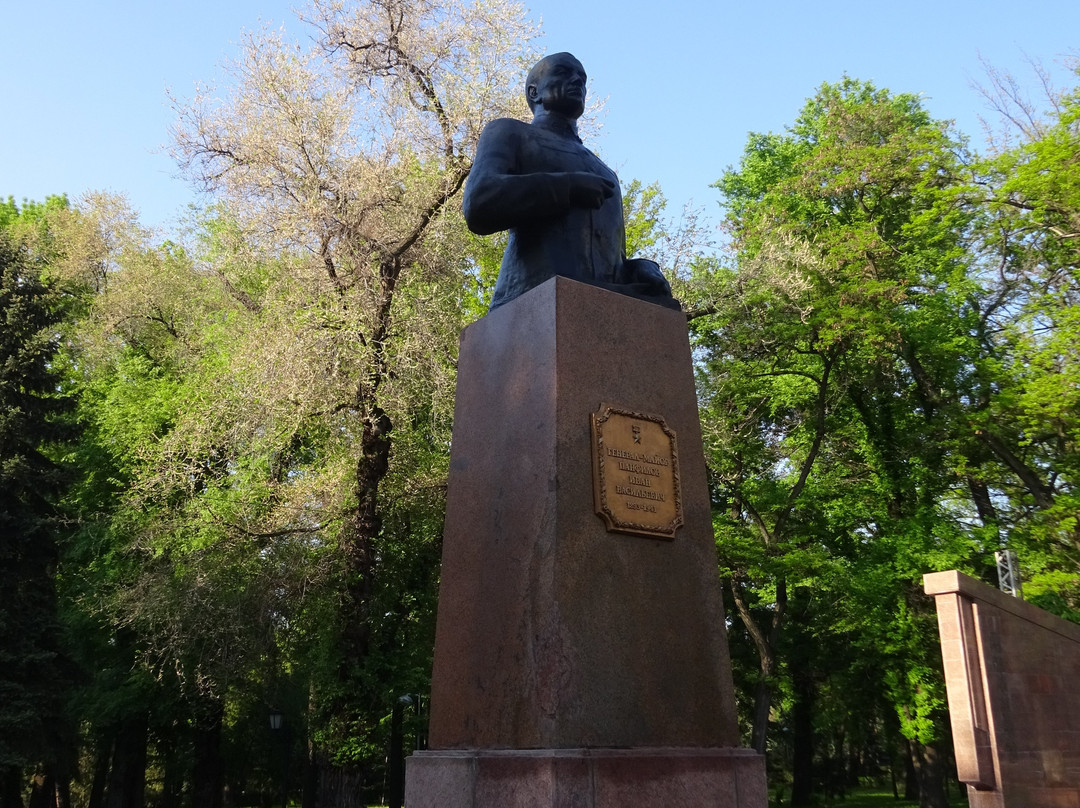 Monument Bust to Ivan Panfilov-阿拉木图必去景点