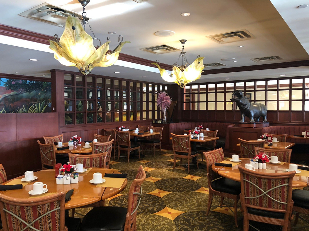 伊利希尔顿花园酒店主图