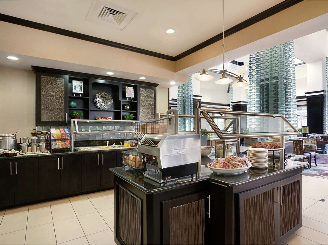 泰勒希尔顿花园酒店主图