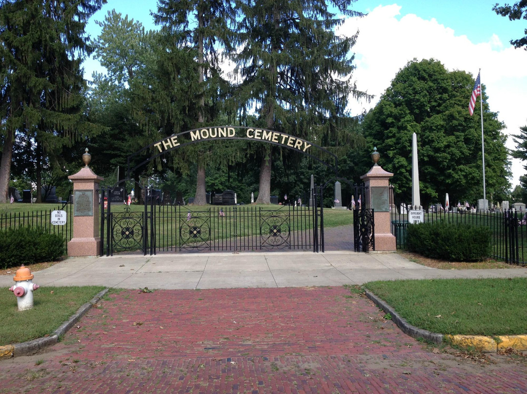 Mound Cemetery景点图片