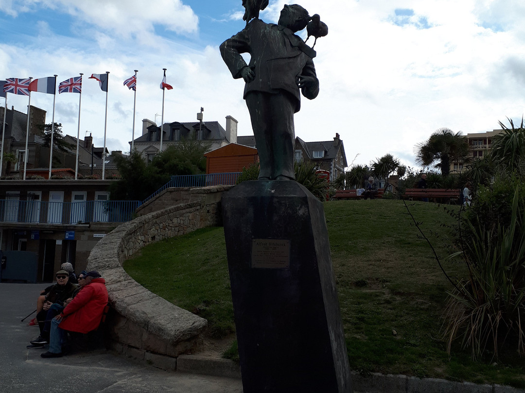 Statue d'Alfred Hitchcock-迪纳尔必去景点
