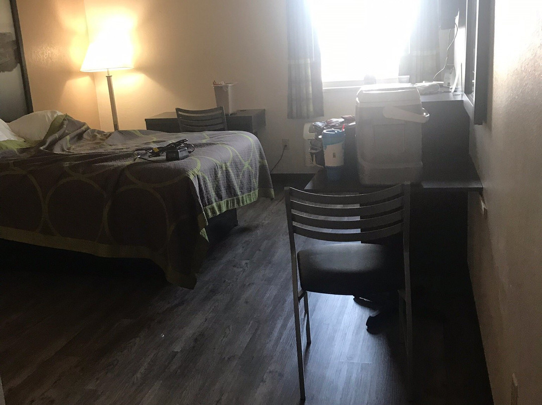 迪克森速8酒店主图