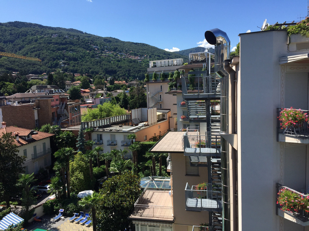 蕾佳娜皇宫酒店主图