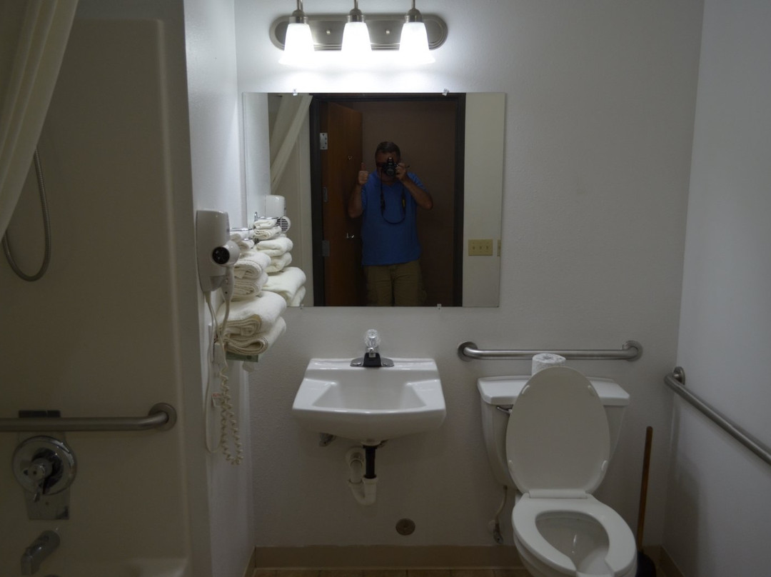 Westwood Inn & Suites主图