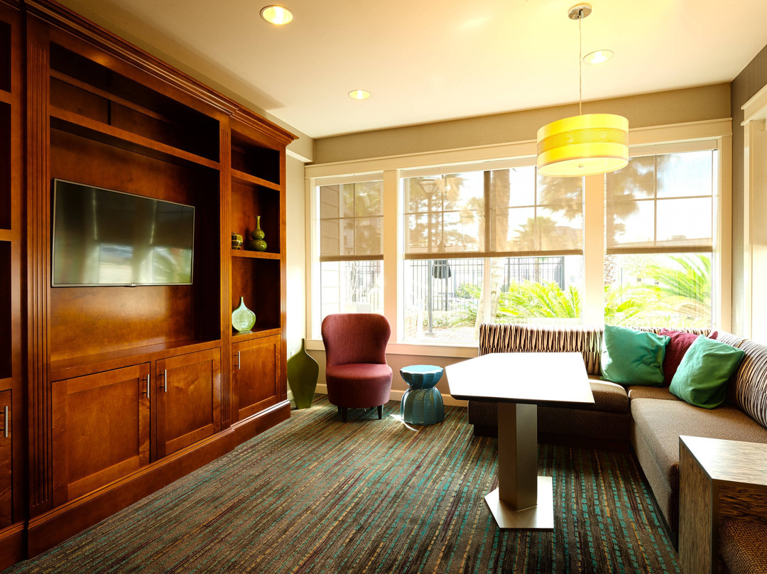 机场Residence Inn 酒店主图