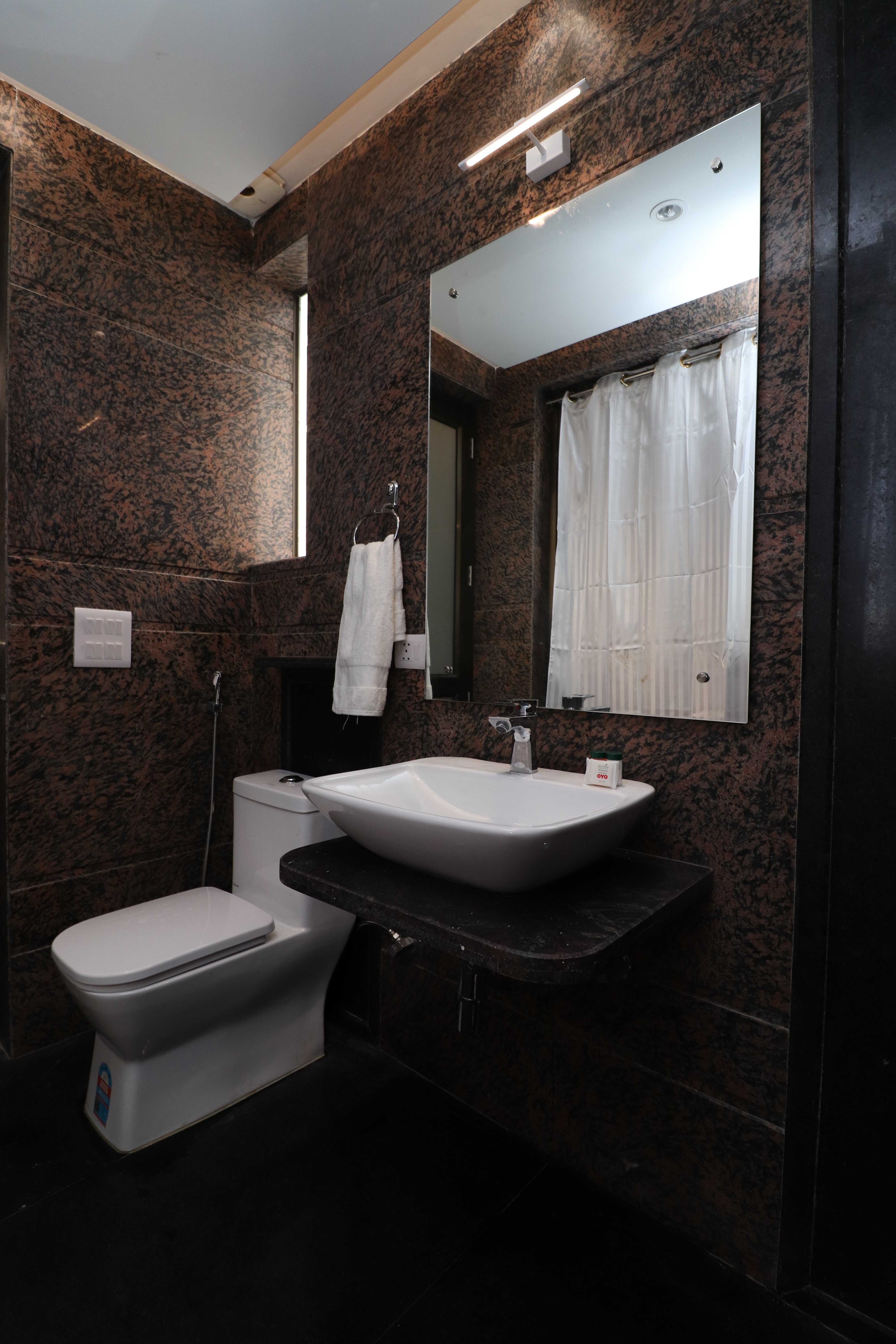 OYO 36075 Jjk Rukmini Vilas Hotel & Banquet-浴室