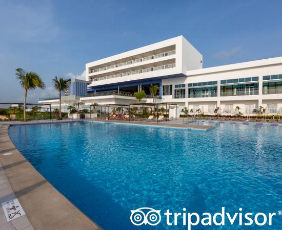 女人海滩悦宜湾奢享酒店主图