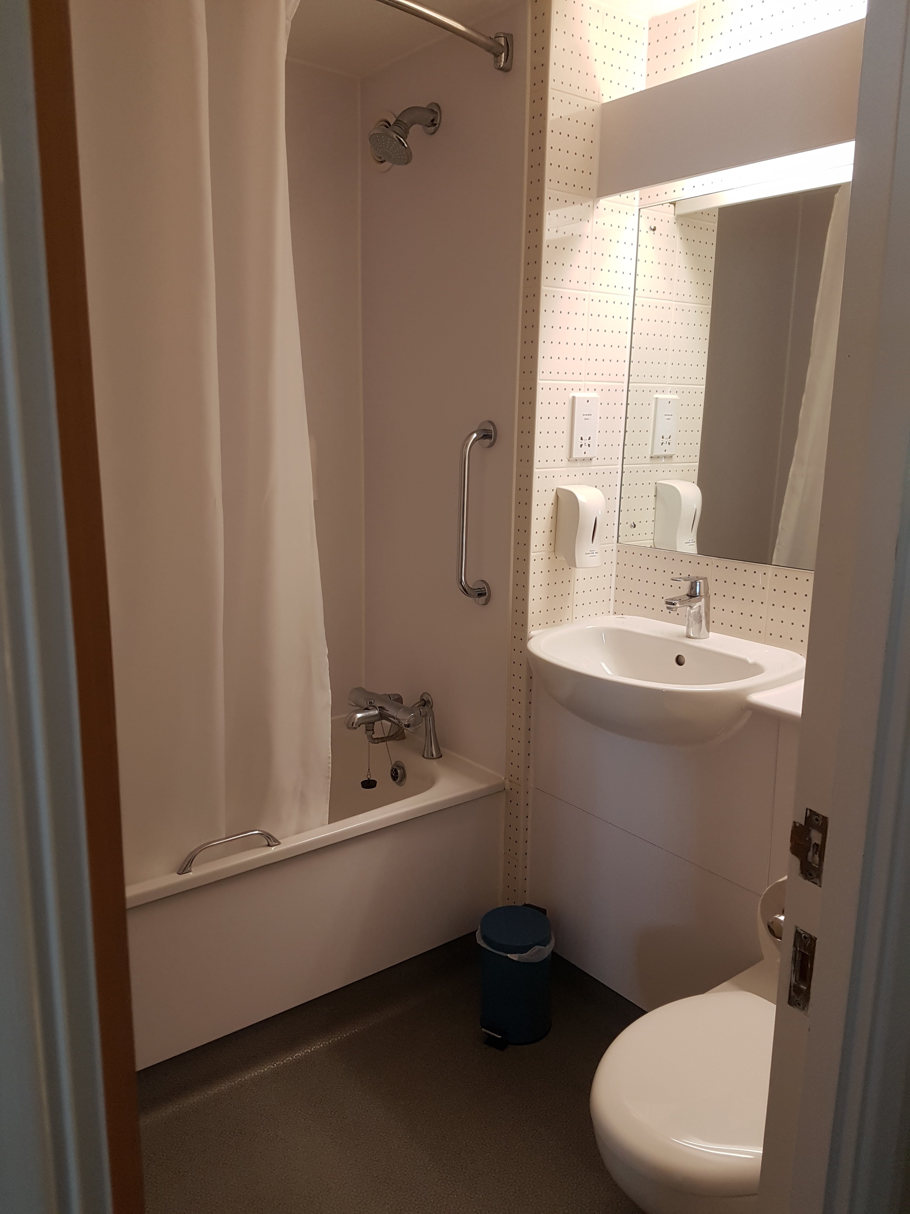 Travelodge Bedford Marston Moretaine-浴室