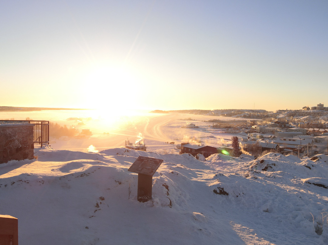 耶洛奈夫首府套房酒店主图