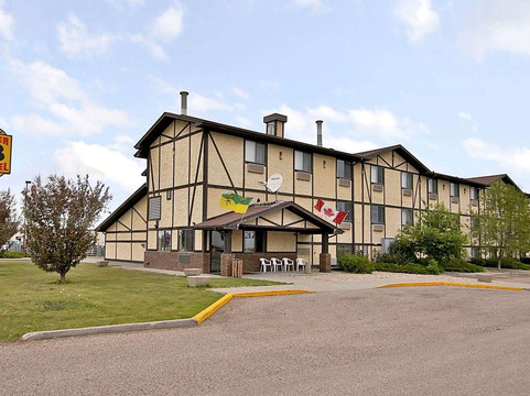 里贾纳温德姆速8酒店主图