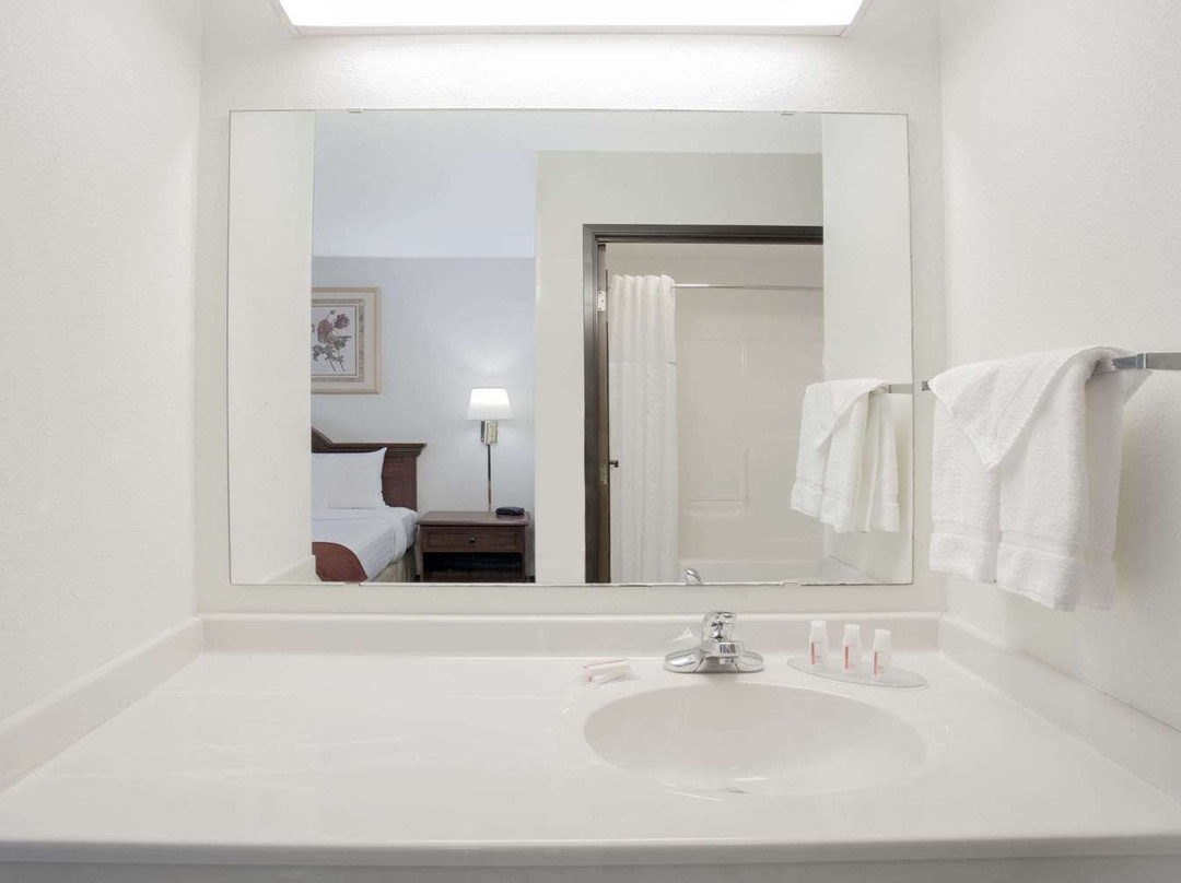 Baymont by Wyndham Freeport主图