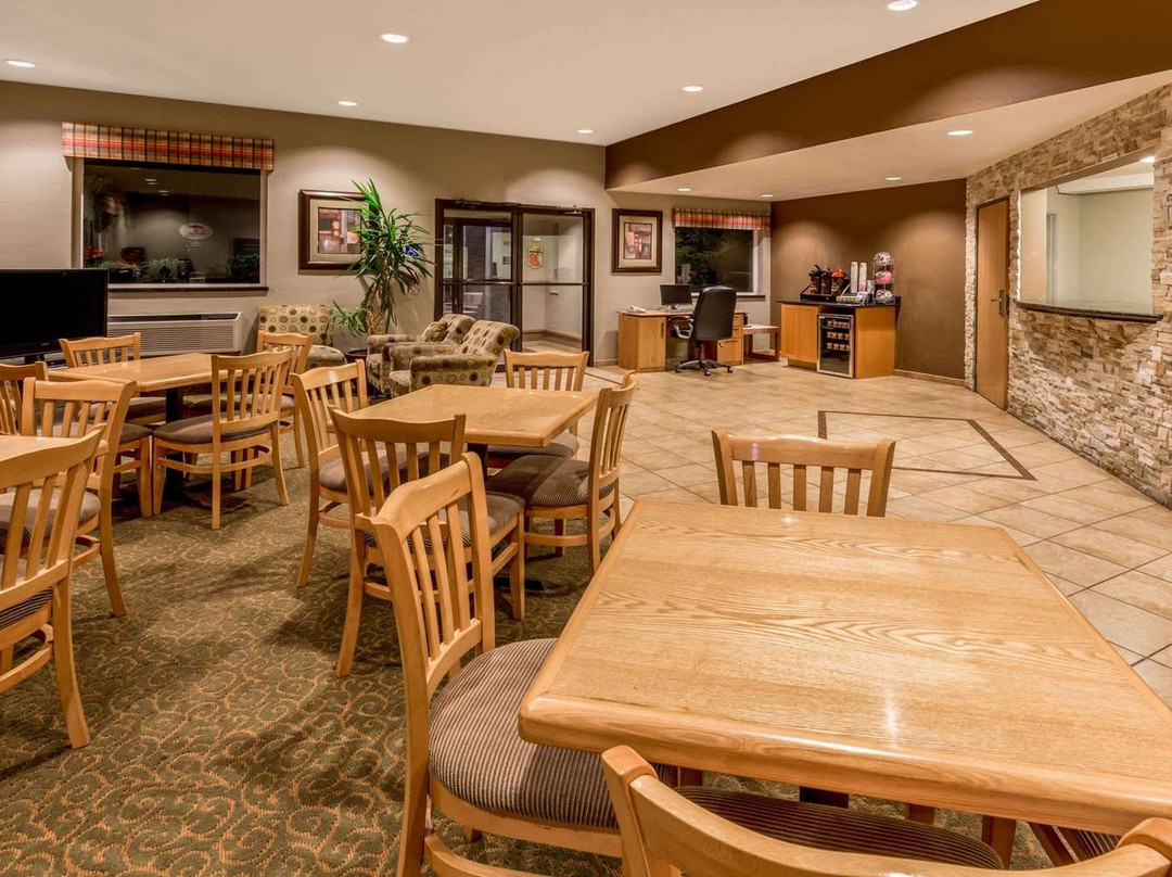 伍德本速8酒店主图