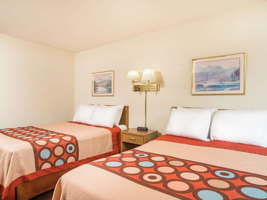 托马霍克速8酒店主图