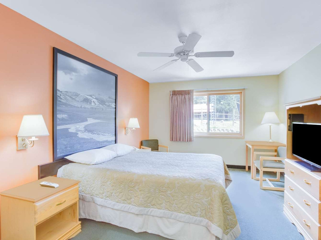 Super 8 by Wyndham Cooke City Yellowstone Park Area主图