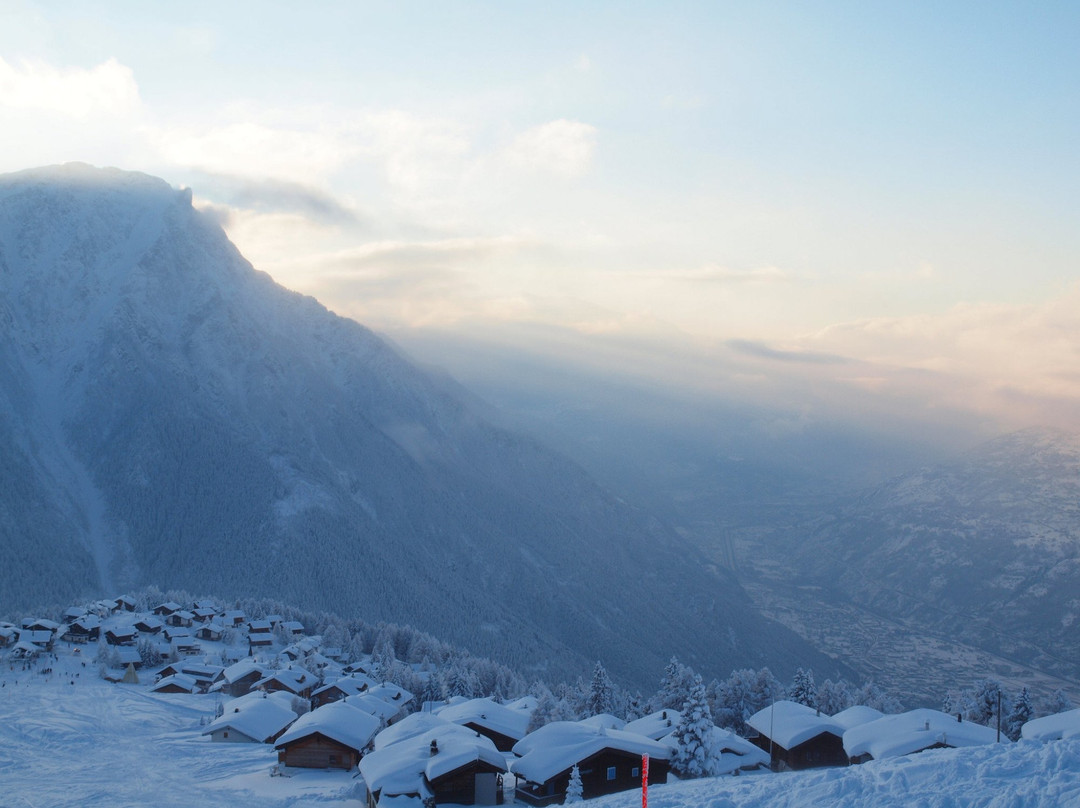 Gruppenhaus im Walliser Alpstyle主图