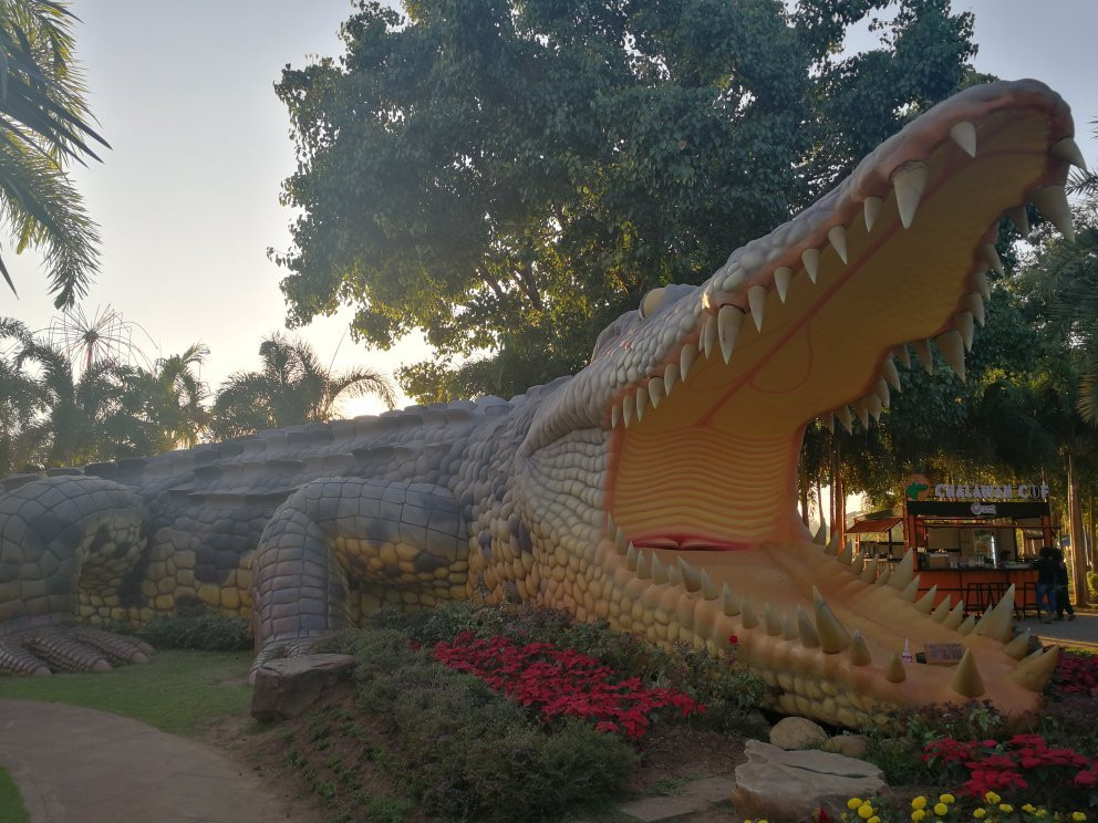 Bueng Si Fai-披集市必去景点